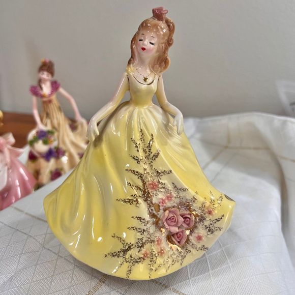 Vintage Josef Originals DAY OF WINE and Roses Music Box Figurine, - Picture 10 of 10